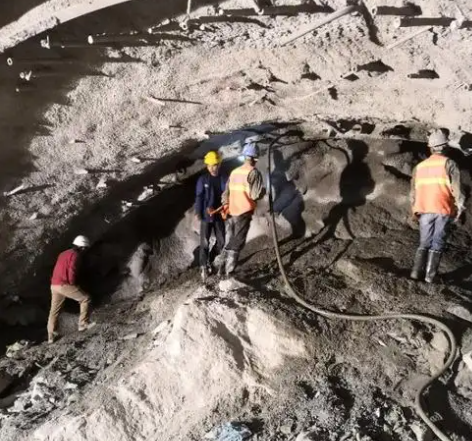盐津拱顶带模注浆料的施工流程及注意事项